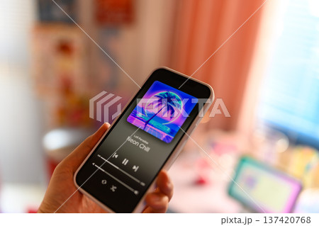 スマホで音楽再生中 スマホで音楽再生中 137420768