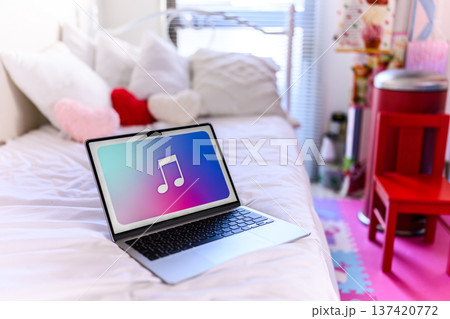ベッド上のノートPC ベッド上のノートPC 137420772