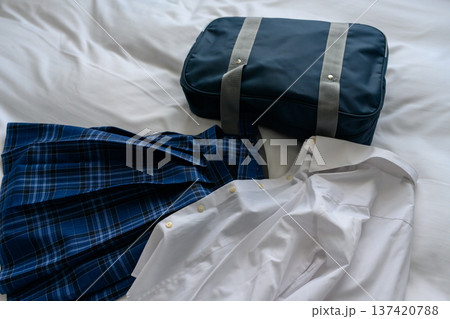 制服とカバン準備 137420788