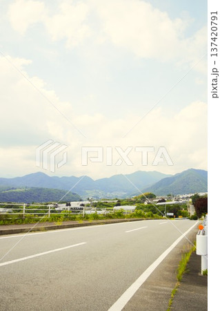 初夏の勝沼の丘から望む山並みと雲の広がる空とハイウェイの風景(山梨県甲州市) 初夏の勝沼の丘から望む山並みと雲の広がる空とハイウェイの風景(山梨県甲州市) 137420791