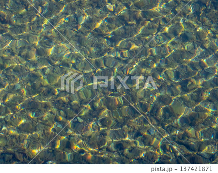 Stones at the bottom of lake can be seen through the clear water 137421871