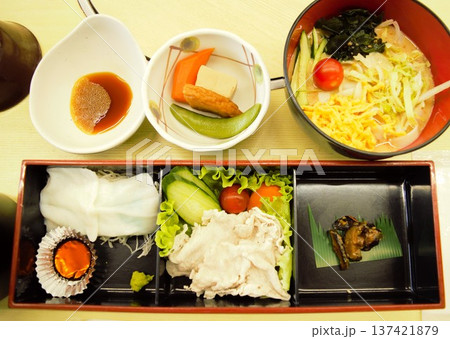 山梨の郷土料理御膳(おざら・冷しゃぶ・刺身こんにゃく)初夏の和食ランチ 俯瞰 山梨の郷土料理御膳(おざら・冷しゃぶ・刺身こんにゃく)初夏の和食ランチ 俯瞰 137421879