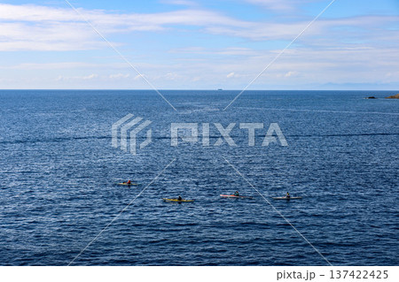 西伊豆の広大な海でシーカヤックを楽しむ人々 西伊豆の広大な海でシーカヤックを楽しむ人々 137422425