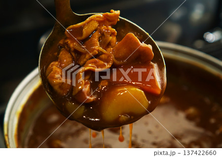 熱々の鍋からポークカレーをすくい上げる 137422660