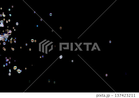 幻想的な光とシャボン玉の軌跡 137423211