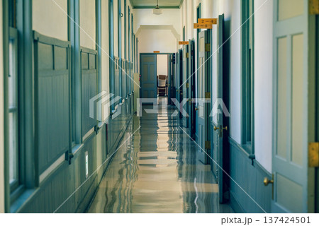 【あがたの森文化会館】レトロな廊下【旧松本高等学校】 137424501