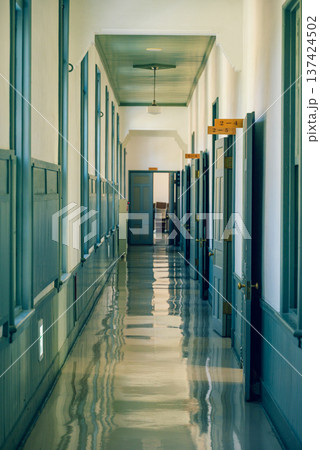 【あがたの森文化会館】レトロな廊下【旧松本高等学校】 【あがたの森文化会館】レトロな廊下【旧松本高等学校】 137424502