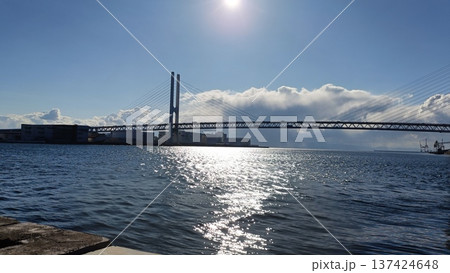 晴れた日の大桟橋から見た深江大橋 137424648