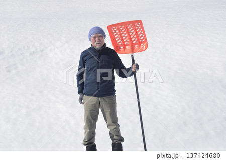 雪国で田舎暮らしをしている老人の除雪 雪国で田舎暮らしをしている老人の除雪 137424680