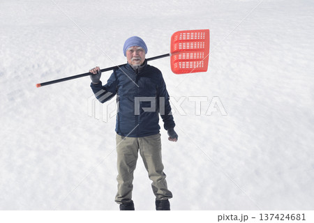 雪国で田舎暮らしをしている老人の除雪 雪国で田舎暮らしをしている老人の除雪 137424681