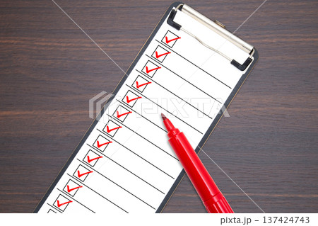 机の上に置かれたチェックリスト 机の上に置かれたチェックリスト 137424743