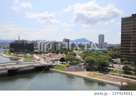 北九州市の勝山公園と紫川風景 137424881