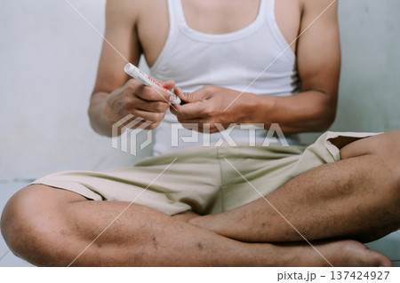Man holding a white marker pen preparing to use it 137424927
