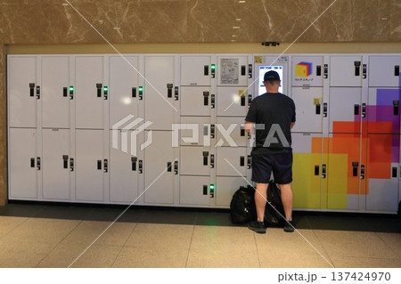 東京駅地下のコインロッカー 荷物を預ける旅行客 東京駅地下のコインロッカー 荷物を預ける旅行客 137424970