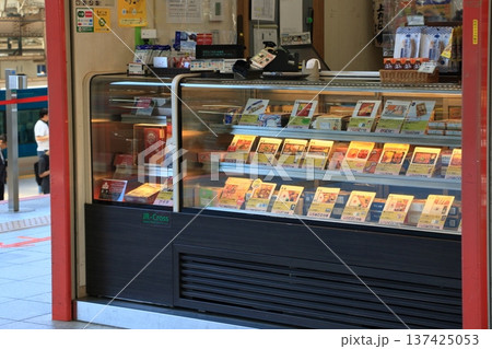東京駅ホームの駅弁屋 色とりどりの駅弁 東京駅ホームの駅弁屋 色とりどりの駅弁 137425053