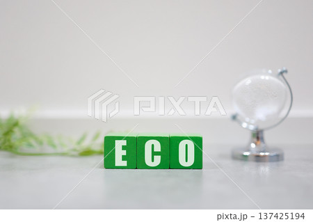 ECOと地球環境を象徴するガラス球のサステナブルイメージ。 ECOと地球環境を象徴するガラス球のサステナブルイメージ。 137425194