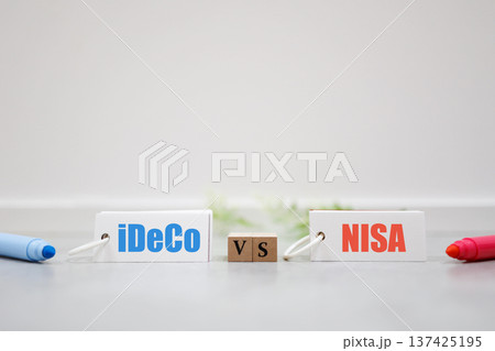 iDeCoとNISAを比較。資産形成と投資制度の選択イメージ。 iDeCoとNISAを比較。資産形成と投資制度の選択イメージ。 137425195