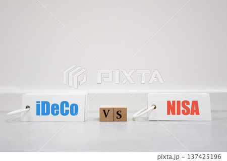 iDeCoとNISAを比較。資産形成と投資制度の選択イメージ。 137425196