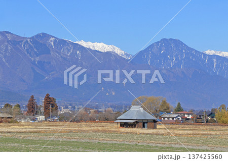 早春の安曇野　田園と北アルプス 137425560