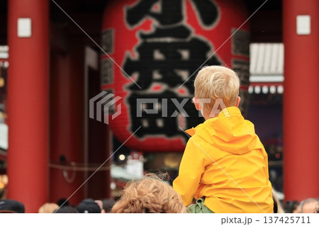 肩車で浅草寺を参拝する外国人観光客の親子 137425711