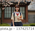 桜の木の下に立つ女子高生 137425714