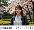 桜と若い女性 137425715