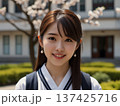 校舎の前に立つ制服を着た女子高生 137425716