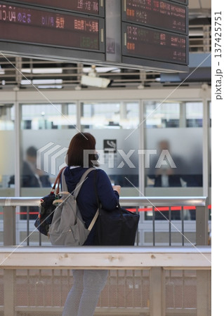 新幹線を待つ女性　一人旅　後ろ姿 137425751