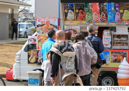 人気のキッチンカー　観光地のキッチンカー 137425792
