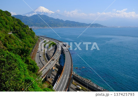駿河湾と富士山の景色 駿河湾と富士山の景色 137425793
