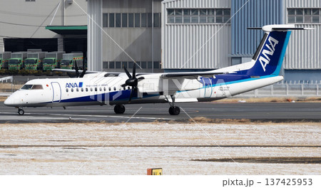 NAA DHC-8-400離陸準備 137425953