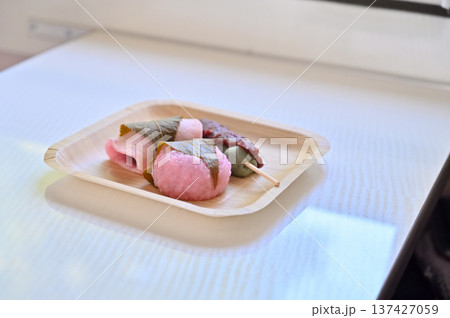 花より団子。キャンピングカーでお花見　桜餅　ヨモギ団子　道明寺　 137427059