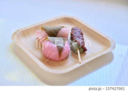 花より団子。キャンピングカーでお花見　桜餅　ヨモギ団子　道明寺　 137427061
