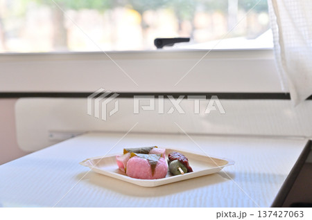 花より団子。キャンピングカーでお花見 桜餅 ヨモギ団子 道明寺 花より団子。キャンピングカーでお花見 桜餅 ヨモギ団子 道明寺 137427063