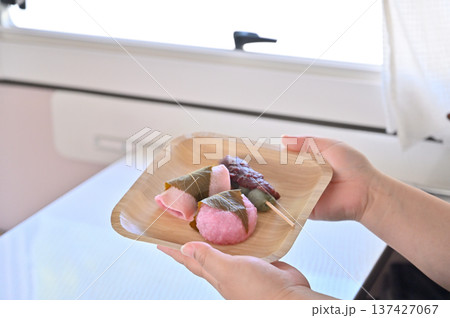 花より団子。キャンピングカーでお花見　桜餅　ヨモギ団子　道明寺　 137427067