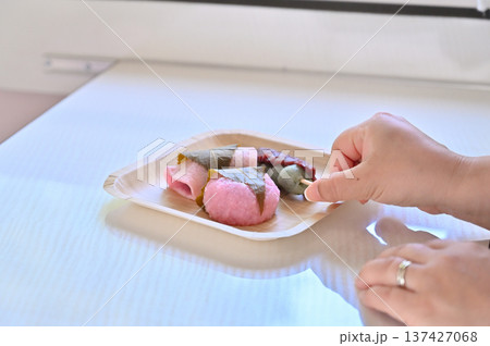 花より団子。キャンピングカーでお花見 桜餅 ヨモギ団子 道明寺 花より団子。キャンピングカーでお花見 桜餅 ヨモギ団子 道明寺 137427068