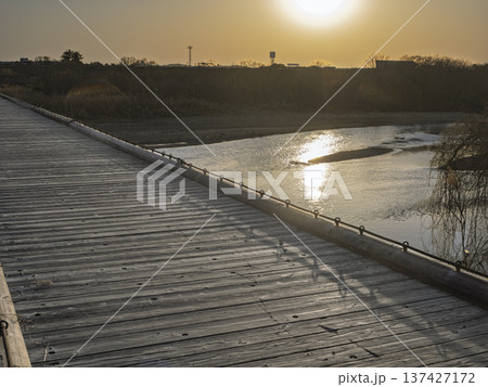 黄金の刻。夕陽に伸びる日本最長級の流れ橋 137427172