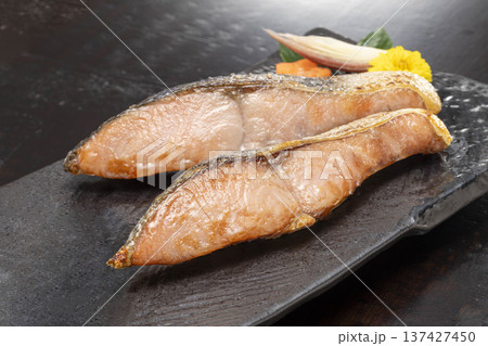 新鮮な鮭の塩焼き 網焼き 秋鮭の切り身 和食の朝食イメージ  137427450