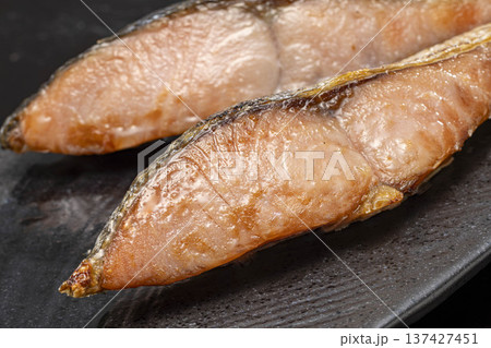 新鮮な鮭の塩焼き 網焼き 秋鮭の切り身 和食の朝食イメージ  137427451