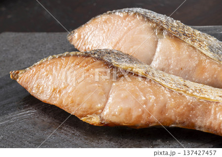 新鮮な鮭の塩焼き 網焼き 秋鮭の切り身 和食の朝食イメージ
新鮮な鮭の塩焼き 網焼き 秋鮭の切り身 和食の朝食イメージ
137427457