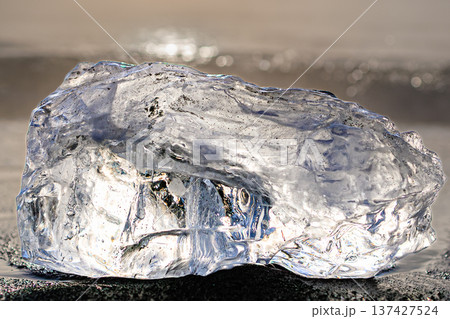 十勝川河口に現れるジュエリーアイス（北海道の冬の自然現象） 137427524