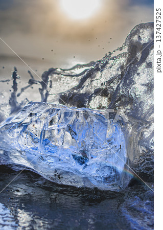 波しぶきを浴びるジュエリーアイス（北海道豊頃町・十勝川河口の冬の自然現象） 137427525