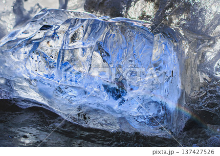 朝日に輝くジュエリーアイスと波（北海道十勝の冬の風景） 137427526