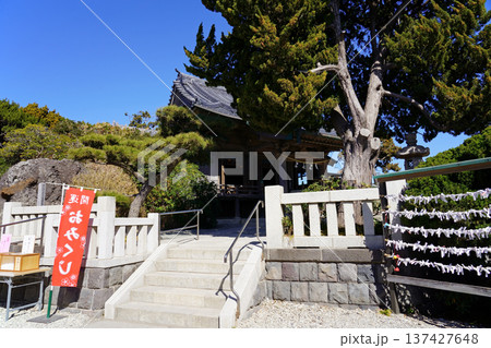 神聖な空気に包まれた冬晴れの森戸神社 神聖な空気に包まれた冬晴れの森戸神社 137427648