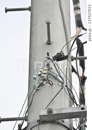 インターネット、光回線（光ファイバー）電話工事　電柱・電信柱の工事 137427653