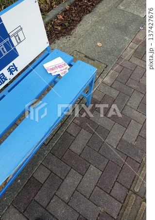 バス停の青いベンチに忘れられた白いハンカチ 137427676