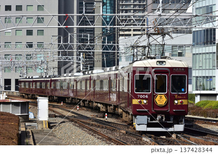 大阪梅田に到着する京とれいん 雅洛 大阪梅田に到着する京とれいん 雅洛 137428344