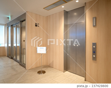 エレベーターホールと案内サイン 東京都 エレベーターホールと案内サイン 東京都 137428600
