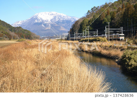 快晴の空の下雪が残る伊吹山を背景に走るJR東海313系電車 137428636
