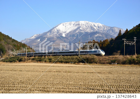 快晴の空の下雪が残る伊吹山を背景に走るJR東海しらさぎ 快晴の空の下雪が残る伊吹山を背景に走るJR東海しらさぎ 137428643